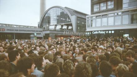 Menschenmassen am Alexanderplatz.