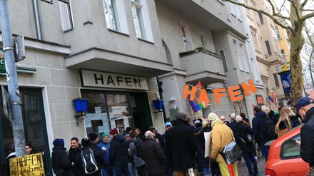Unterstützer vor der von Schließung bedrohten Traditionsbar "Hafen" im Regenbogenkiez, Motzstraße in Berlin-Schöneberg.