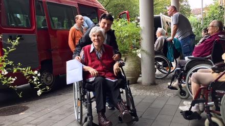 Annelise Kockegei (Rollstuhl) und ihre Betreuerin Marianne Milow (dunkle Jacke).