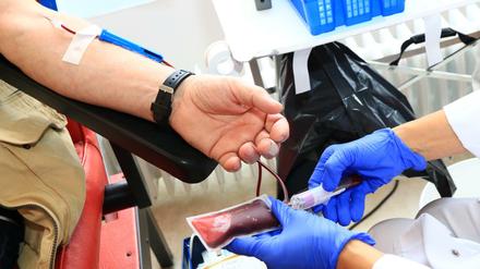 15.000 Blutspenden werden täglich in der Bundesrepublik benötigt - in der Pandemie reichen die Blutkonserven nur noch für zwei Tage. 