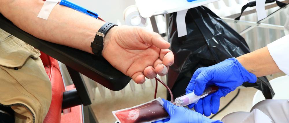 15.000 Blutspenden werden täglich in der Bundesrepublik benötigt - in der Pandemie reichen die Blutkonserven nur noch für zwei Tage. 