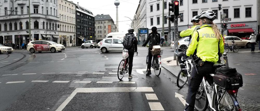 Die Fahrradstaffel der Berliner Polizei auf Streife in Mitte.