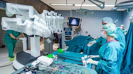 Eine Operation am Vivantes Humboldt-Klinikum wird mit Unterstützung des DaVinci-Systems durchgeführt.