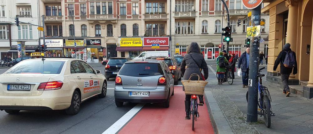 Autofahrer missachten oft den roten Radstreifen an der Einmündung der Schöneberger Kolonnen- in die Hauptstraße.