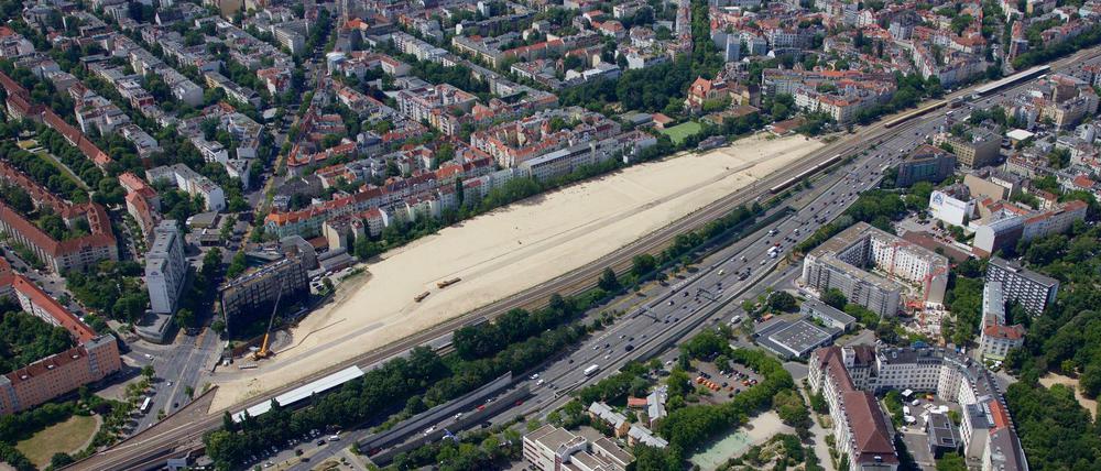 Der frühere Güterbahnhof Wilmersdorf nahe Innsbrucker Platz, zählt zu den größten Entwicklungsgebieten Berlins. Hier entstehen 940 Wohnungen, davon 235 gefördert. Das reicht anscheinend nicht.