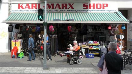 Im Angebot. An der Karl-Marx-Straße kann der Neuköllner alles kaufen, was er zum Leben braucht.