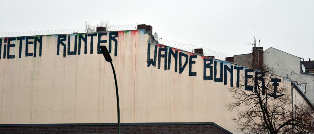 Ein Graffiti mit dem Spruch "Mieten runter Wände bunter" in der Neuköllner Sonnenallee. 
