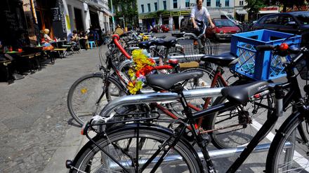Zehn Fahrräder passen auf einen Autoparkplatz, haben die Grünen ausgerechnet.