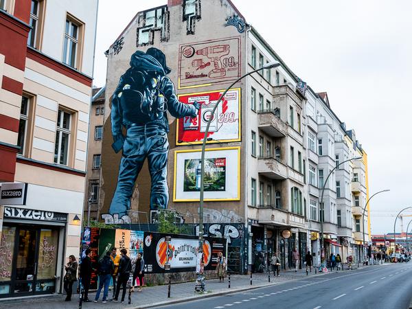Die Meta-Perspektive auf den Fassadenmaler malte MTO 2018 an der Warschauer Straße in Friedrichshain.