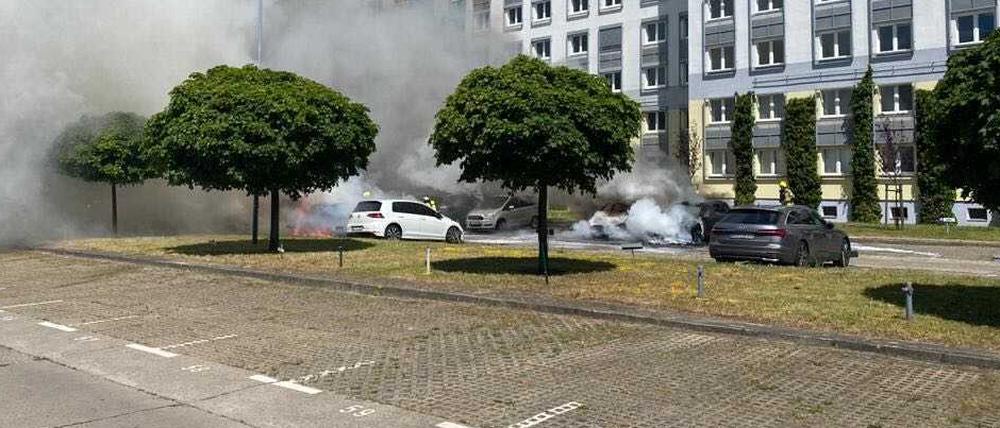 Autos der Brandschutzfirma brennen am Montagnachmittag in Marzahn.