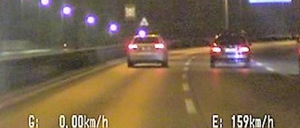 Screenshot von einem Messvideo der Polizei auf der A100: Die 159 Stundenkilometer beziehen sich auf den hellen Audi, der sich ein Rennen mit einem BMW liefert.
