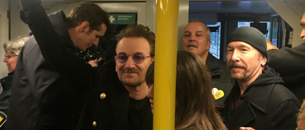 Zwei recht berühmte Straßenmusiker: Bono und The Edge. 