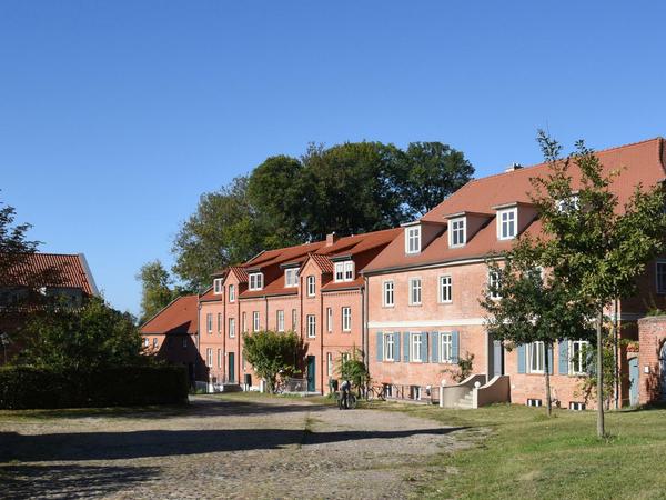 Ein großer Teil des Knesebeck-Anwesens ist erhalten. Aber das Schloss, das rechts von diesen Gebäude stand, wurde 1983 wegen Baufälligkeit abgerissen.