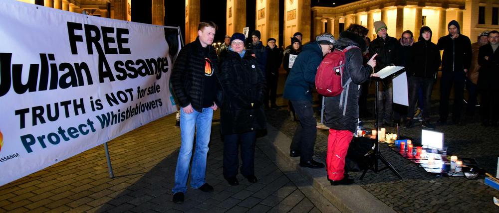 Patrick Bradatsch bei der Mahnwache für Julian Assange auf dem Pariser Platz in Berlin
