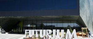 Das Futurium hat 2019 im Berliner Regierungsviertel am Alexanderufer 2 in Berlin-Mitte eröffnet. Es versteht sich als ein Zentrum für Zukunftsgestaltung.  