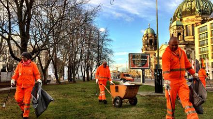 Ein Team der Berliner Stadtreinigung (BSR) räumt beim Berliner Dom auf.