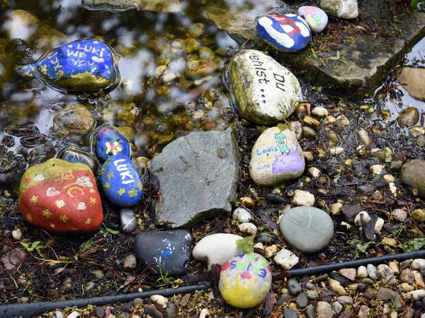 Am Teich erinnert jeder Stein an ein verstorbenes Kind. 