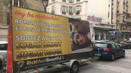 Ein Plakat der Firma "RichMeetBeautiful" in Paris.