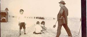 Theodor Wolff mit seinen Kindern, Richard, Rudolf und Lilly, beim Spielen am Strand.