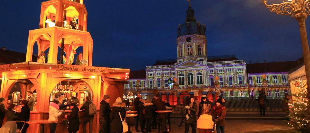 Der Weihnachtsmarkt vor dem Schloss in Charlottenburg gehört zu den beliebstesten der Stadt.