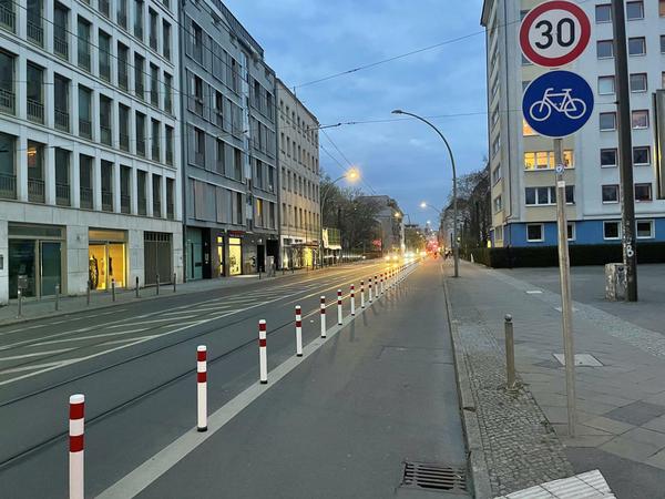 Die Invalidenstraße im April 2021 mit Tempo-30-Schild und abgegrenztem Fahrradweg.