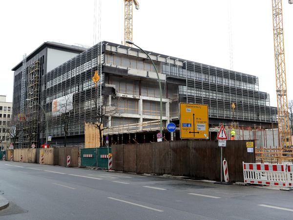 Noch nicht sehr glamourös: Das ehemalige Bürogebäude der Comnmerzbank wird für Sony umfangreich umgebaut.