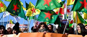 Mehrere Tausend Demonstranten zogen mit Plakaten und Fahnen der Kurden-Miliz YPG durch Berlin. Der Protest richtete sich gegen die türkischen Angriffe auf die syrische, mehrheitlich von Kurden besiedelte Provinz Afrin. 