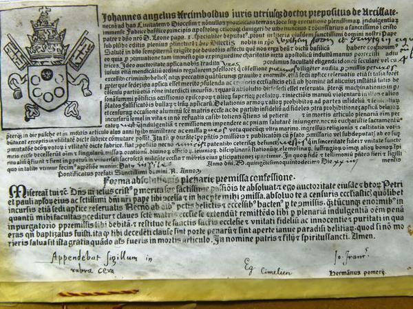 Von allen Sünden befreit. Ein Original-Ablassbrief, ausgestellt im Museum Mönchenkloster. 