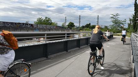 Neue Wege. Radfahrer und Fußgänger können seit einiger Zeit auf direktem Weg im Gleisdreieckpark die Yorckstraße über die Yorckbrücken in Berlin-Schöneberg überqueren. Die Brücke ermöglicht eine direkte Verbindung vom Gleisdreieckpark West zum Südkreuz. 