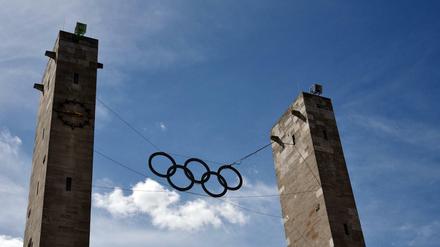 Die Olympischen Ringe vor dem Olympiastadion in Charlottenburg.