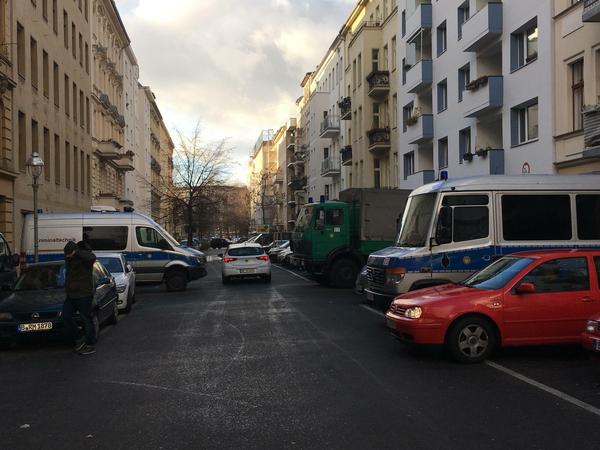Nach der Festnahme. Die Polizei war im Dezember 2018 in der Stendaler Straße nicht zu übersehen; im Kiez, wo Georgine Krüger und ihr mutmaßlicher Mörder wohnten.