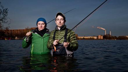 Simon Stäblein (l.) und Ole Rogowski betreiben die erste Schule für Fliegenfischerei in Berlin.