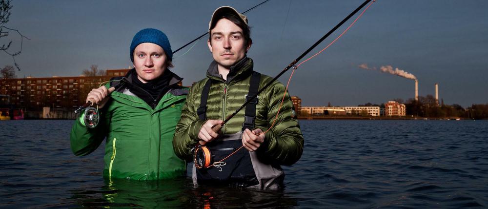 Simon Stäblein (l.) und Ole Rogowski betreiben die erste Schule für Fliegenfischerei in Berlin.
