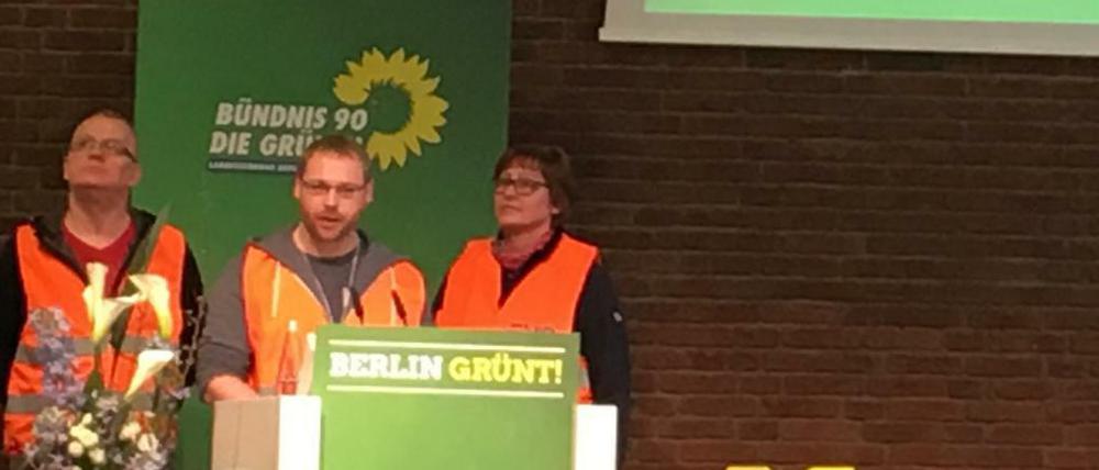 Mit Warnweste. Beschäftigte der Berliner S-Bahn wandten sich auf dem Grünen-Parteitag gegen die Zerschlagung des Unternehmens.
