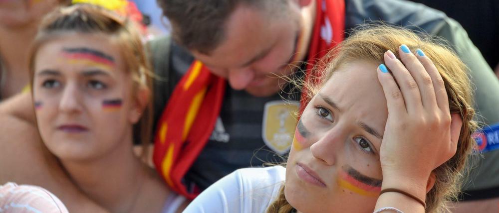 Enttäusche deutsche Fußball-Fans auf der Fanmeile. 