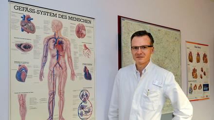 Herzchirurg Johannes Albes hat schon viele Herzen selbst operiert. Am Sonnabend wird er aber nicht selbst zum Skalpell greifen, sondern die Liveübertragung aus dem Hybrid-OP des Herzzentrums Brandenburg in Bernau kommentieren.