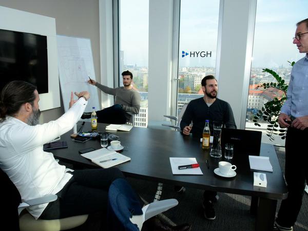 Meeting einiger Mitarbeiter der HYGH-Zentrale im Total-Turm in der Europacity am Potsdamer Platz. Vor anderhalb Jahren waren die Gründer zu dritt, jetzt beschäftigt das junge Unternehmen rund 60 Mitarbeiter.