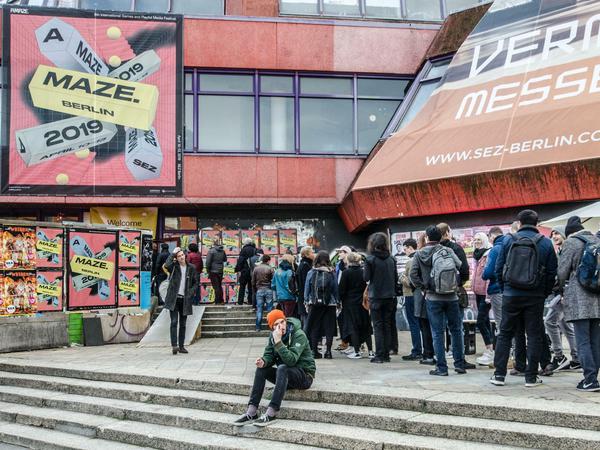 Zur 2019er Auflage des A Maze Computerspiele Festivals in Berlin-Friedrichshain durfte man noch als echter Mensch schlangestehen.