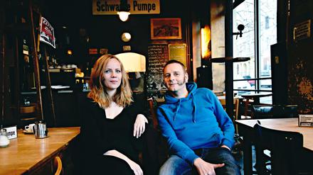 Sarah Bosetti und Ahne im Cafe "Schwarze Pumpe" in Berlin-Mitte