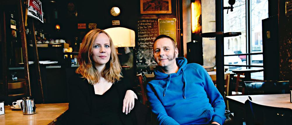 Sarah Bosetti und Ahne im Cafe "Schwarze Pumpe" in Berlin-Mitte