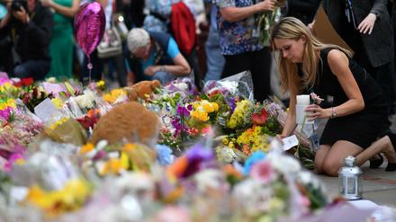 Viele Menschen legen auf dem St. Ann's Platz in Manchester Blumen für die Opfer des Terroranschlags nieder.