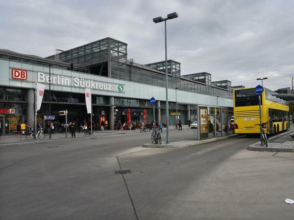 Blick auf das BVG-Drehkreuz vor dem Bahnhof.