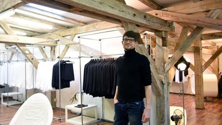 Marlon Arnold kleidet Berliner für Galas und Bälle ein – und bügelt im Laden selbst.   