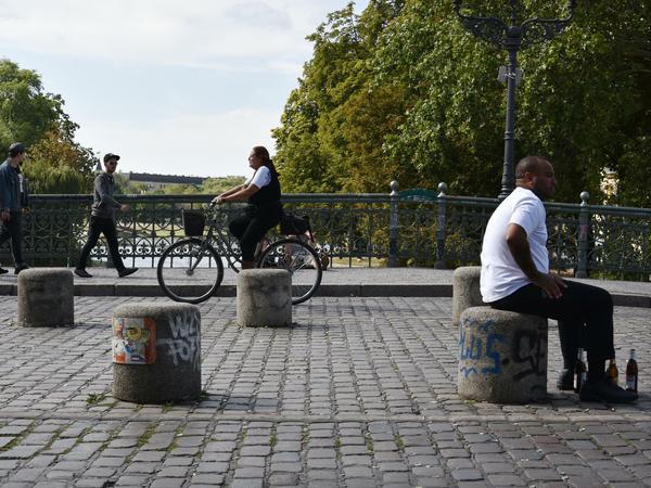 Schöner wohnen. Auf der Admiralbrücke in Kreuzberg dienen Poller auch als urbane Sitzmöbel.