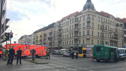 Abgesperrt. Auf der Kreuzung Müller-/Luxemburger Straße stieß ein Auto mit einem BVG-Bus zusammen.