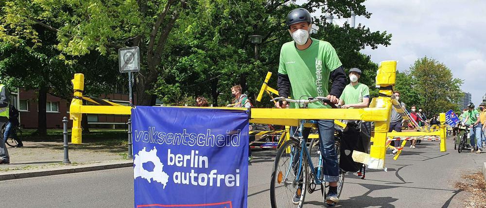 Wer braucht hier Platz? Eine Demonstration für eine autofreie Berliner Innenstadt im Jahr 2021.