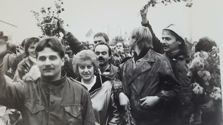 Tage nach der Maueröffnung 1989 im Südwesten Berlins: Jubelnde Menschen