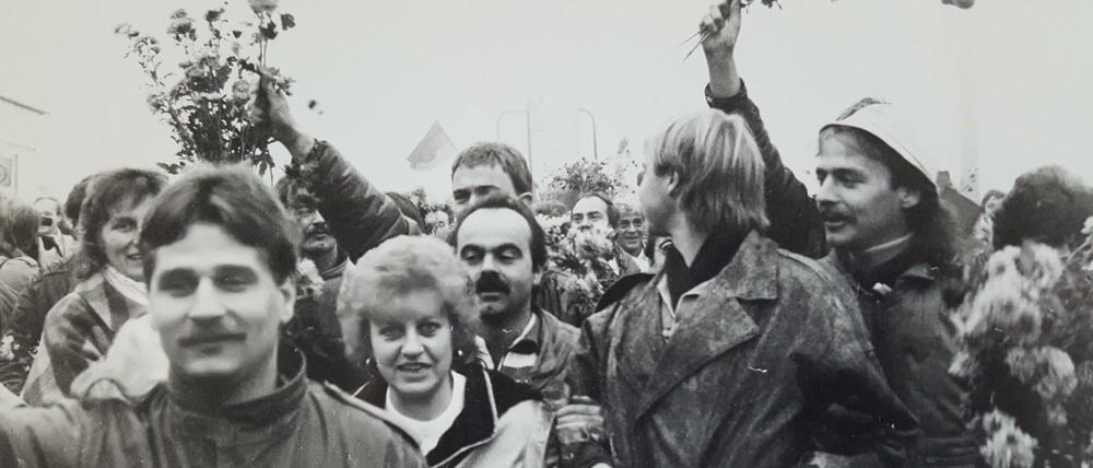 Tage nach der Maueröffnung 1989 im Südwesten Berlins: Jubelnde Menschen