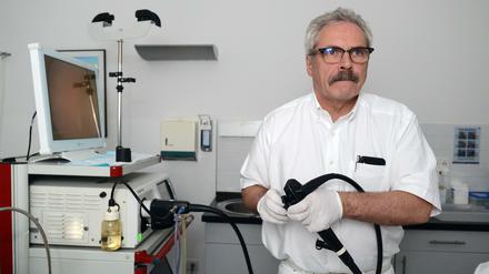 Der Wilmersdorfer Gastroenterologe Andreas Schröder bei der Arbeit.