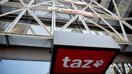 Das Logo der Tageszeitung "taz" am Eingang des Redaktionsgebäudes in Berlin-Mitte.